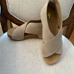 Women’s Volatile tan suede sandal with a zip up back and cork bottom. Size 7